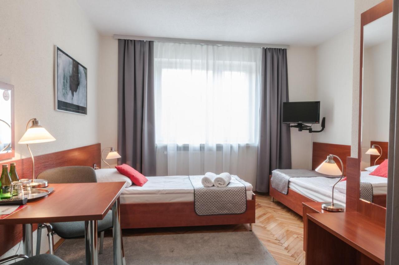 Hotel Komes Skarzysko-Kamienna Bagian luar foto
