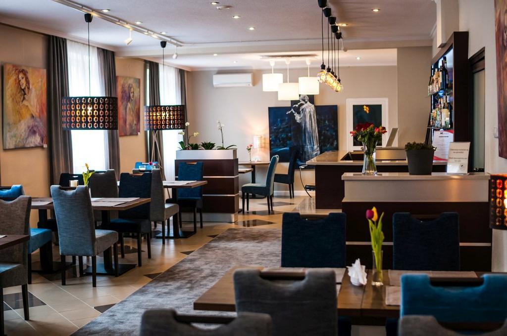 Hotel Komes Skarzysko-Kamienna Bagian luar foto