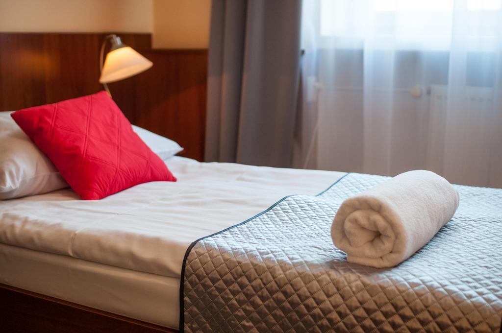 Hotel Komes Skarzysko-Kamienna Bagian luar foto