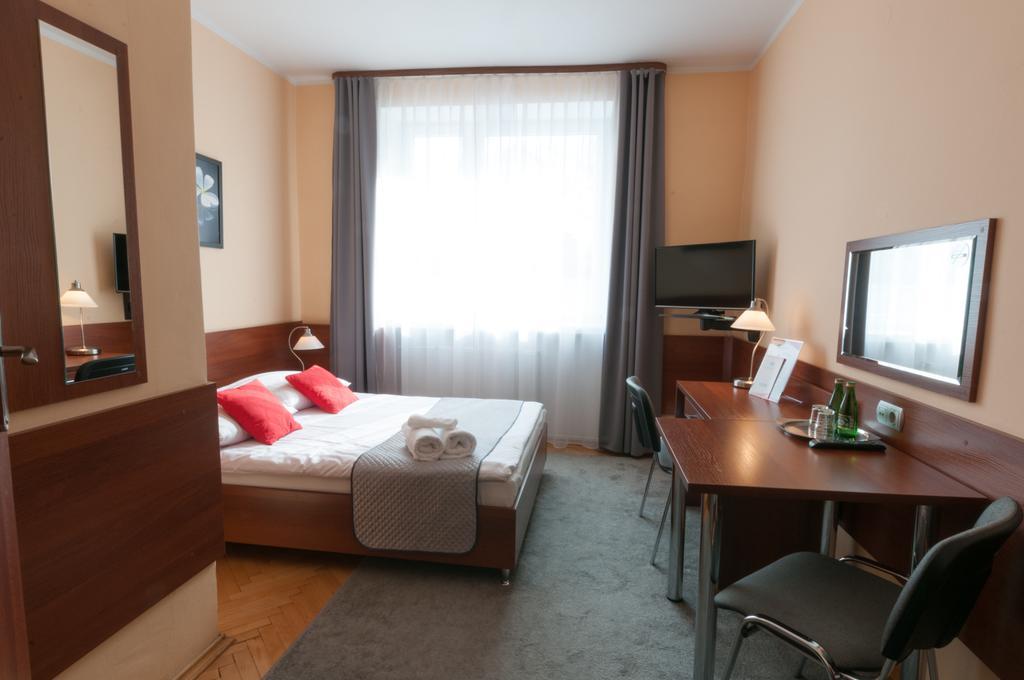 Hotel Komes Skarzysko-Kamienna Bagian luar foto