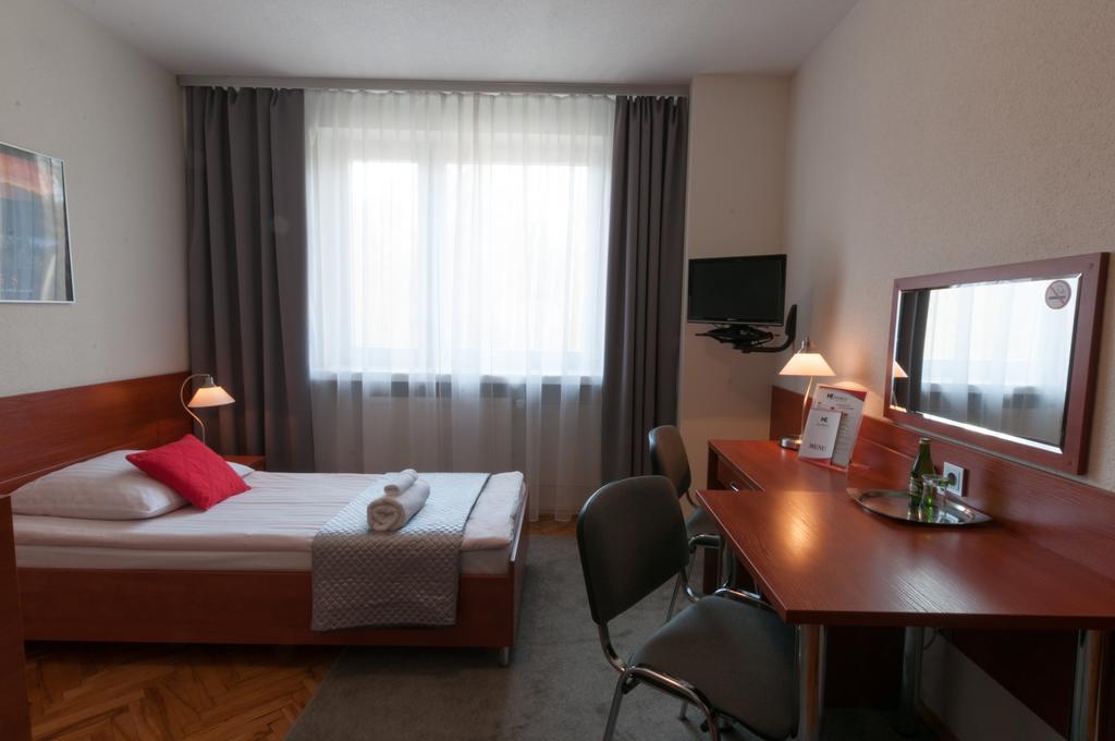 Hotel Komes Skarzysko-Kamienna Bagian luar foto