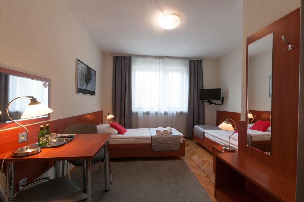 Hotel Komes Skarzysko-Kamienna Bagian luar foto