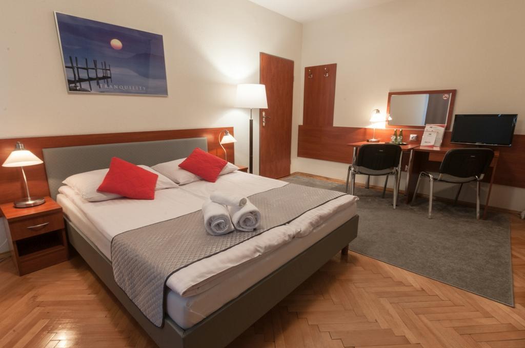 Hotel Komes Skarzysko-Kamienna Bagian luar foto
